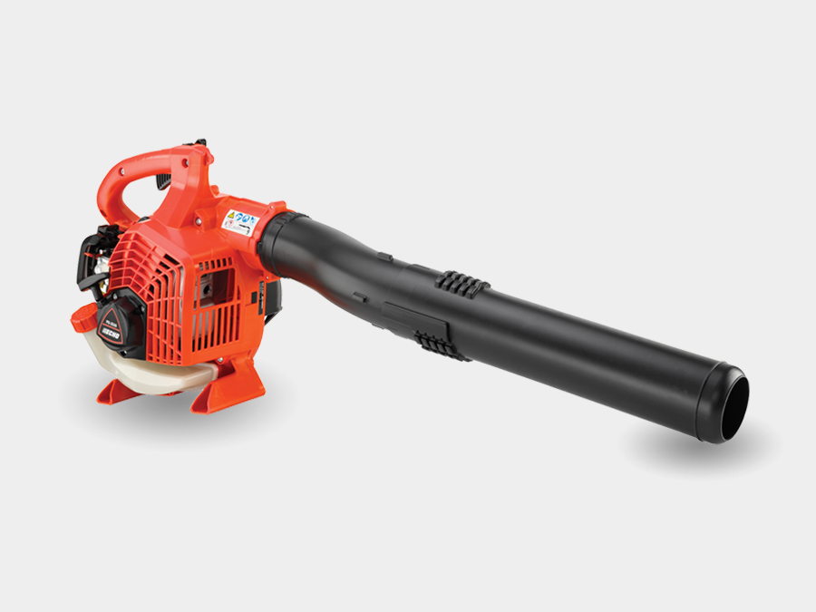 Soplador de hojas de mano a gasolina ECHO PB-2520 con tubo curvo.