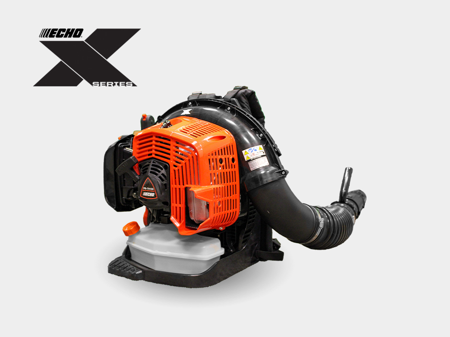 Soplador de mochila a gasolina ECHO PB-7910H, naranja y negro, con el acelerador montado en la cadera a la vista; no se muestra combustible.