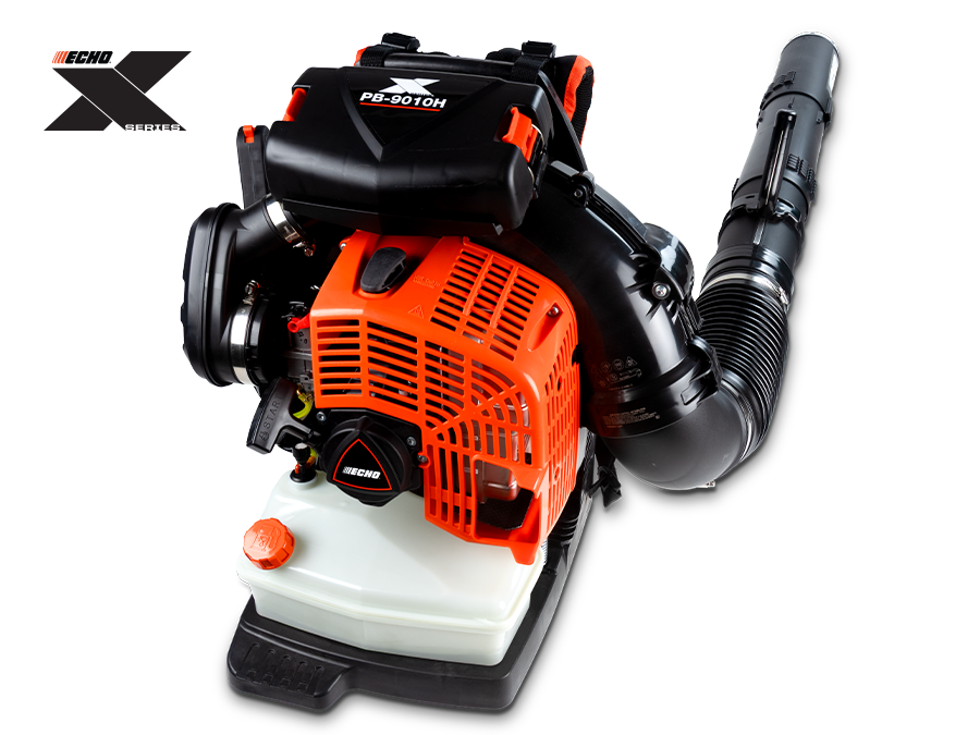 Soplador de mochila ECHO PB-9010H naranja y negro con el brazo de control montado en la cadera; ECHO no especifica si la imagen es una fotografía o una representación.