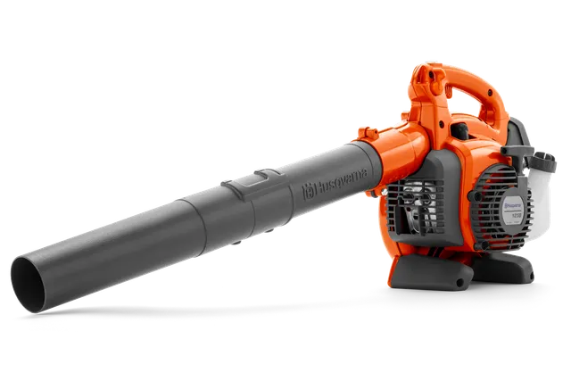 Imagen de estudio renderizada del Husqvarna 125B; vista lateral de un soplador de gasolina naranja de mano con tubo de soplado.