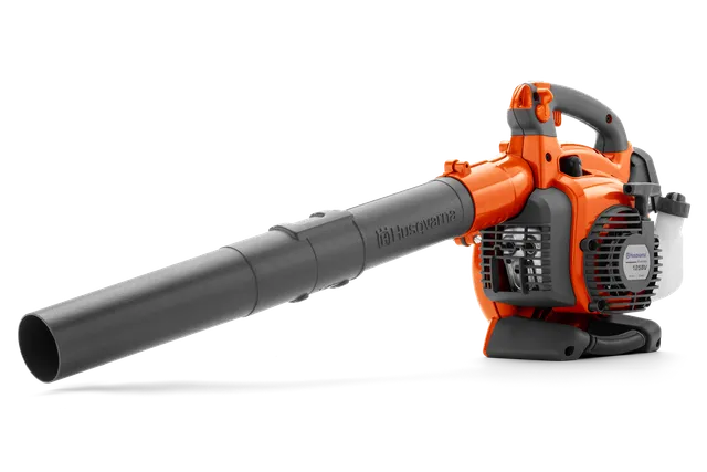 Imagen de estudio del fabricante de Husqvarna 125BVx; vista lateral del cuerpo naranja del soplador de mano, sin bolsa ni tubos de aspiración acoplados.