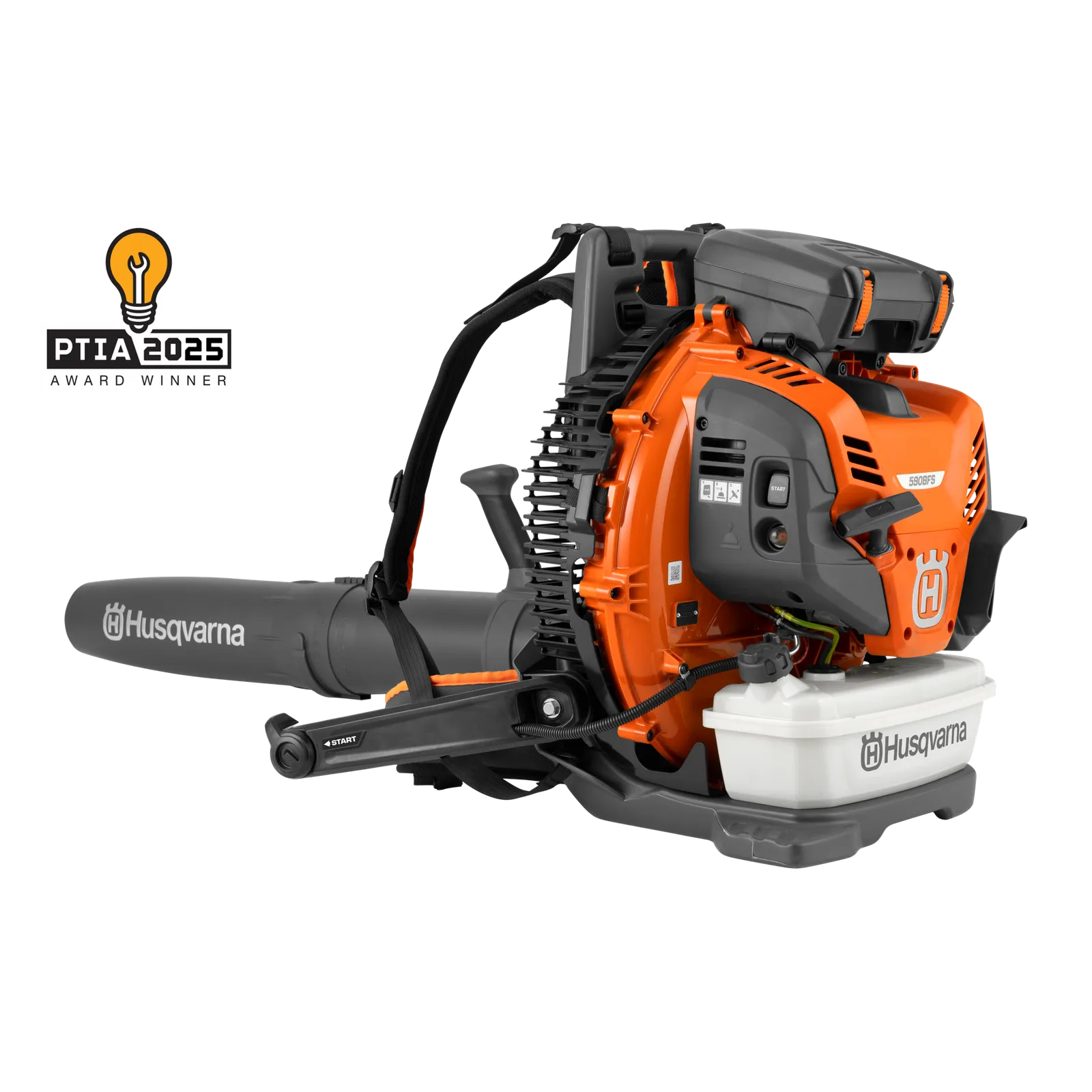Soplador de mochila a gasolina Husqvarna 590BFS naranja y gris, con control en el bastidor, arnés y boquilla redonda; imagen del fabricante en formato de estudio, no de una muestra probada.