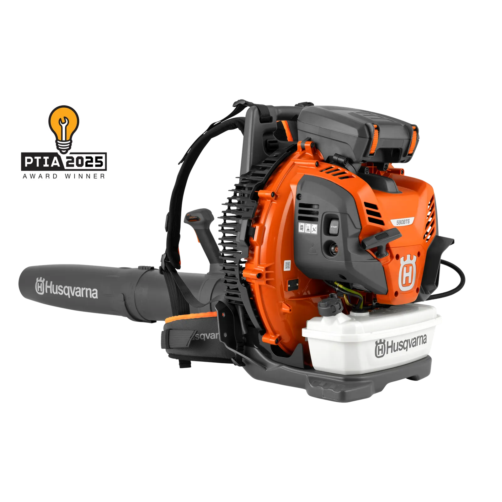 Soplador de mochila a gasolina Husqvarna 590BTS naranja y gris, con control en el tubo, arnés y boquilla redonda; imagen del fabricante en formato de estudio, no de una muestra probada.