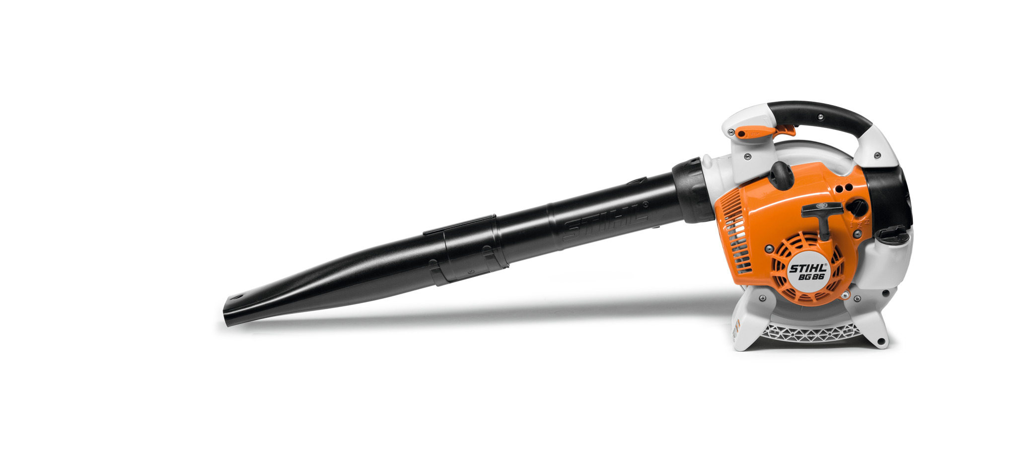Soplador de gasolina de mano STIHL BG 86 con tubo de boquilla redonda; no se muestra ningún kit de aspiración opcional.