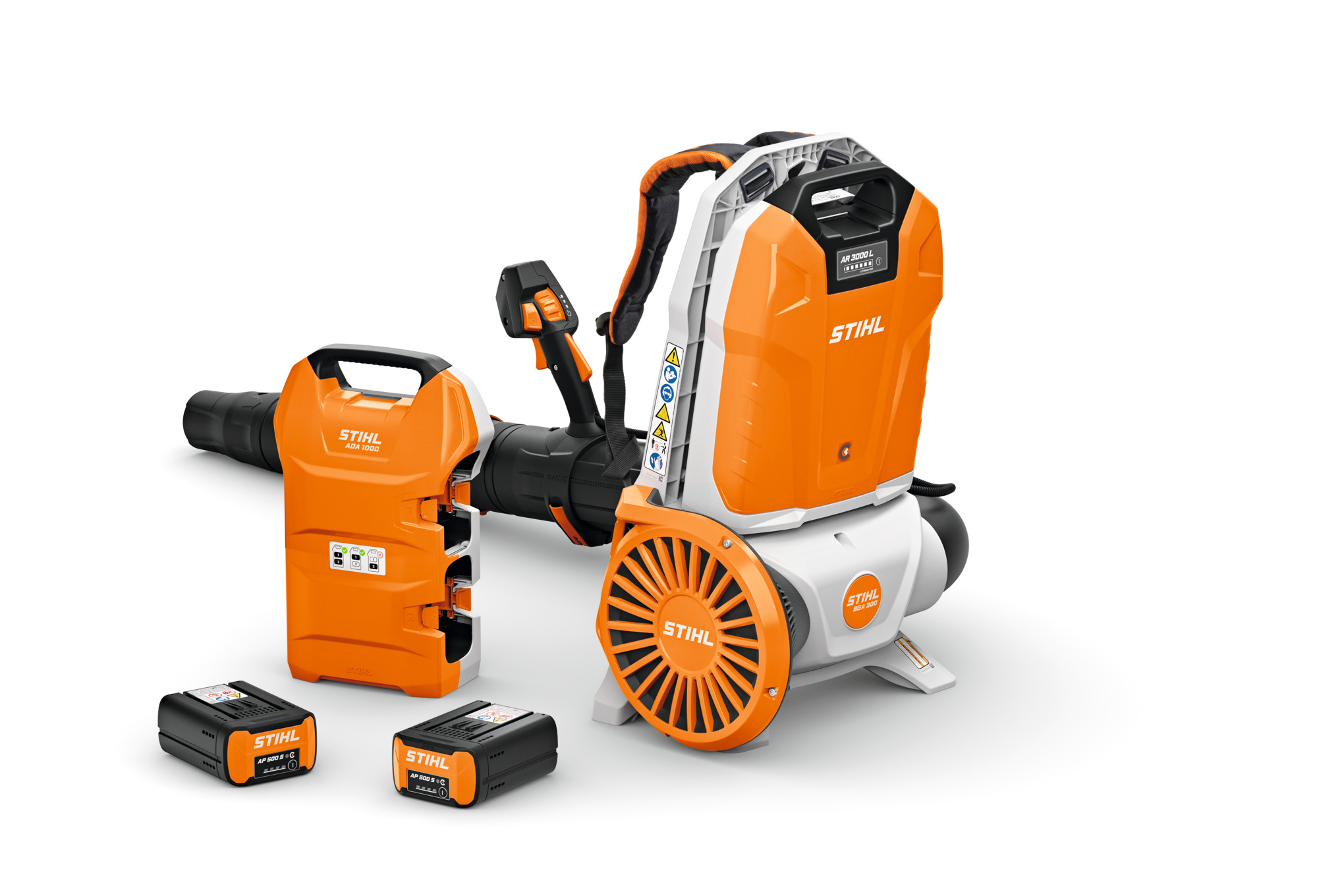 Soplador de mochila BGA 300 de STIHL con mochila AR 3000 L, adaptador ADA 1000 y dos baterías AP 500 S que se muestran por separado; no son los componentes incluidos en el paquete Solo herramienta.