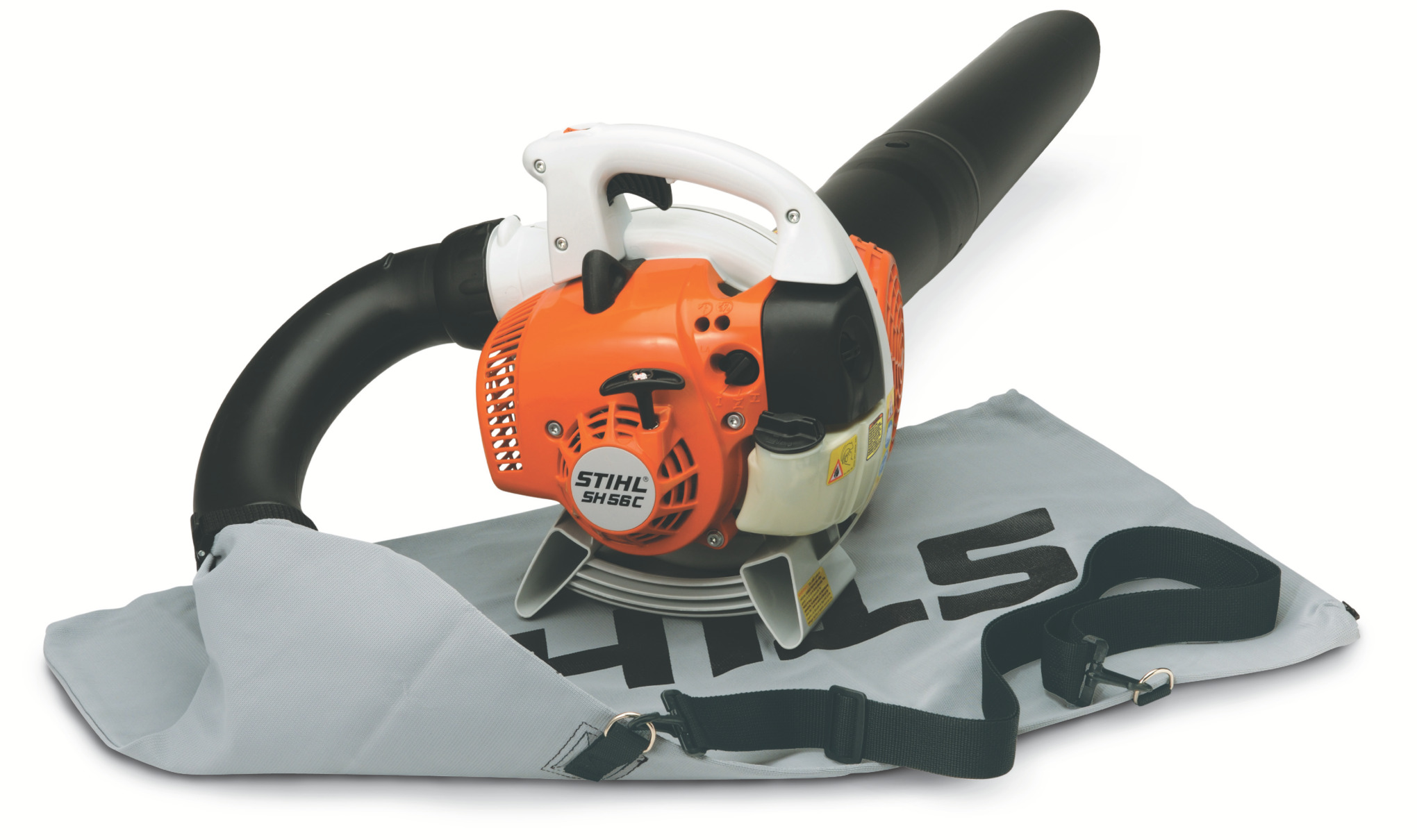 Trituradora aspiradora a gasolina STIHL SH 56 C-E con su tubo de aspiración y bolsa colectora.