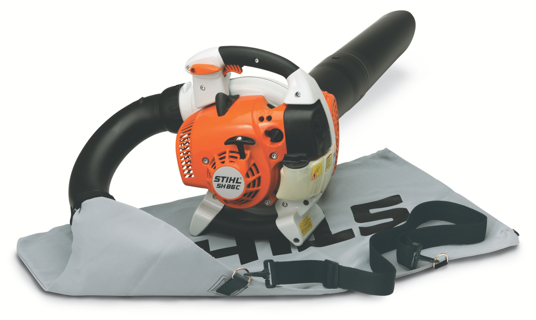 Trituradora aspiradora a gasolina STIHL SH 86 C-E con su tubo de aspiración y bolsa colectora.